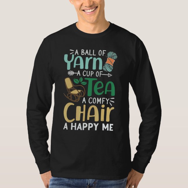 Camiseta Una Bola De Yarn Una Taza De Té Una Silla Conforta (Anverso)