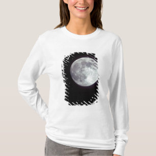 Camiseta Una brillante luna llena en un cielo nocturno negr
