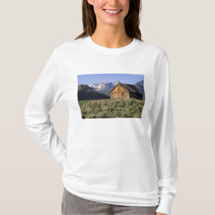 Camiseta Una cabaña de madera y las montañas de Sawtooth en