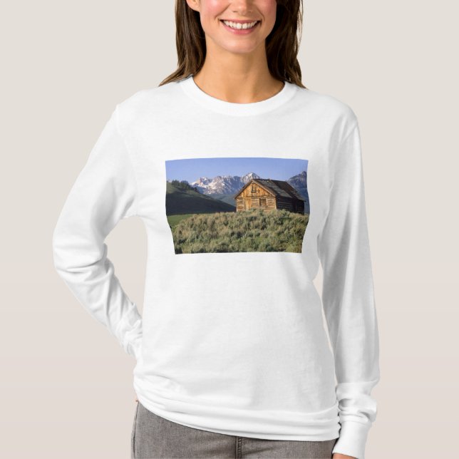 Camiseta Una cabaña de madera y las montañas de Sawtooth en (Anverso)