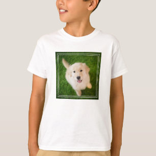Camiseta Una cachorro dorada en el césped