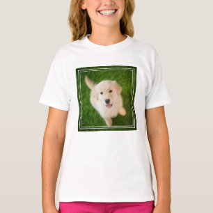 Camiseta Una cachorro dorada en el césped