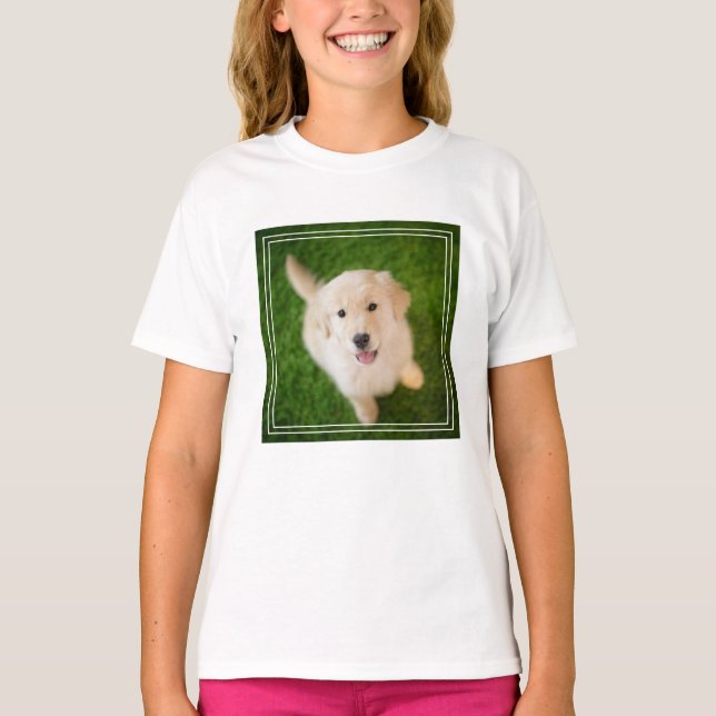 Camiseta Una cachorro dorada en el césped (Anverso)