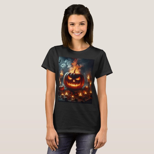 Camiseta una calabaza con cara en ella está rodeada de vela (Anverso completo)