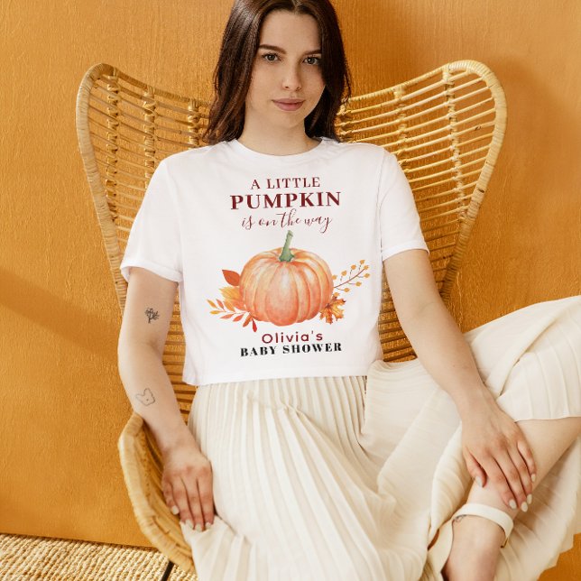 Camiseta Una calabaza está en camino de caer en Baby Shower (a Little Pumpkin Is on The Way Fall Baby Shower mother tb be tee)