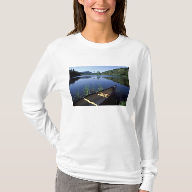 Camiseta Una canoa descansa en la orilla de Little Long Pon (Anverso)