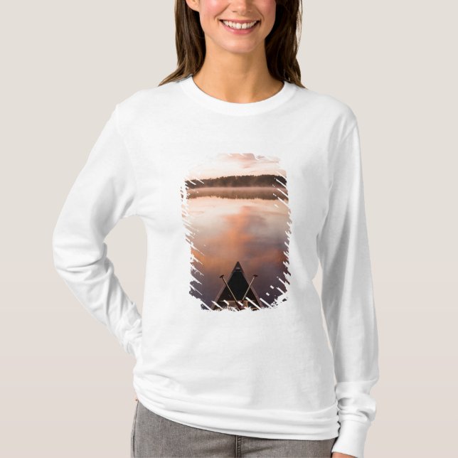 Camiseta Una canoa descansa en la orilla del lago Pawtuckaw (Anverso)