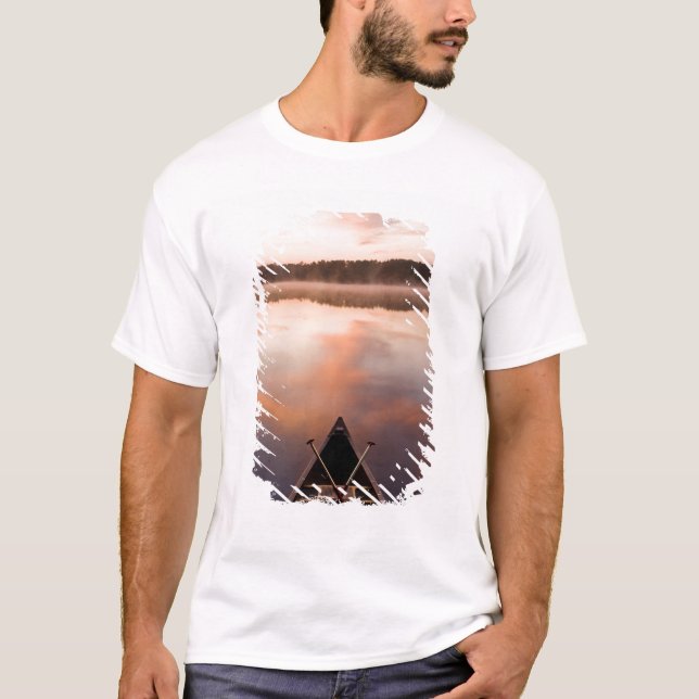 Camiseta Una canoa descansa en la orilla del lago Pawtuckaw (Anverso)