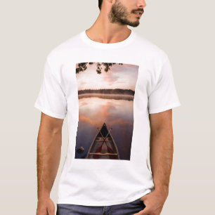 Camiseta Una canoa descansa en la orilla del lago Pawtuckaw