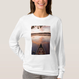 Camiseta Una canoa descansa en la orilla del lago Pawtuckaw