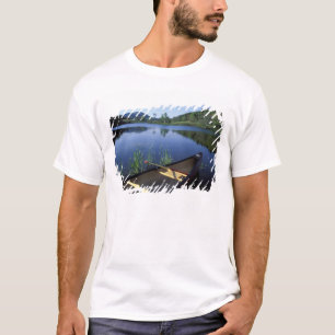 Camiseta Una canoa descansa en la orilla del Little Long Po