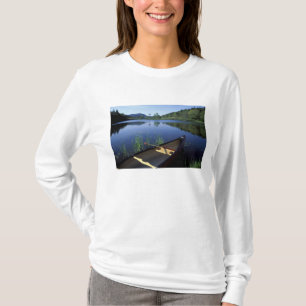 Camiseta Una canoa descansa en la orilla del Little Long Po