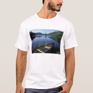 Camiseta Una canoa descansa en la orilla del Little Long Po