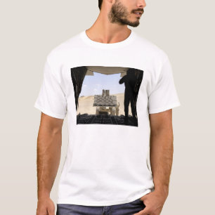 Camiseta Una carretilla elevadora carga el cargo sobre A.C.