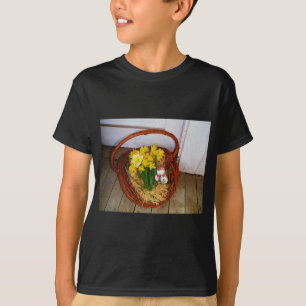 Camiseta Una cesta de folletos amarillos y huevo de Pascua