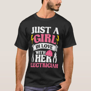 Camiseta Una Chica Enamorada De Su Electricista Usando Elec