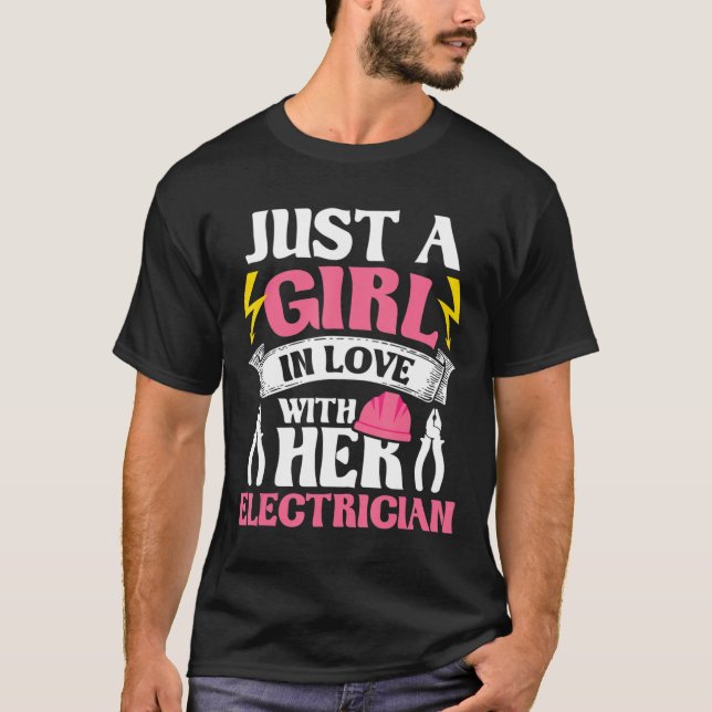 Camiseta Una Chica Enamorada De Su Electricista Usando Elec (Anverso)