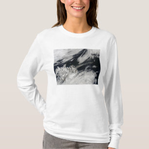 Camiseta Una columna de ceniza gris pálida sopla desde la c