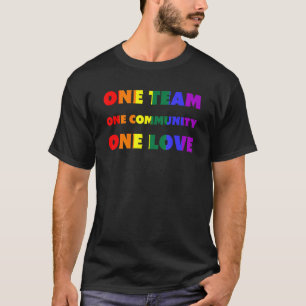 Camiseta Una comunidad de Team One ama la bandera arcoiris 