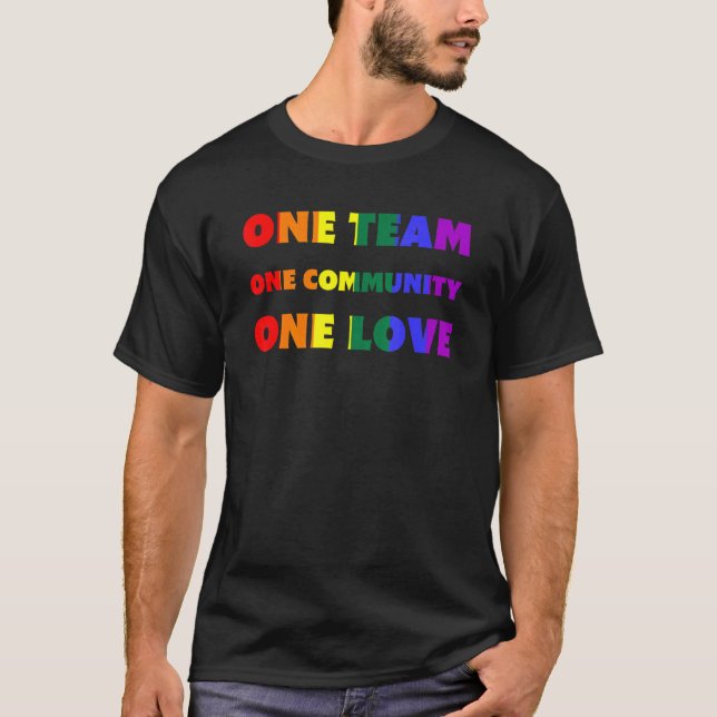 Camiseta Una comunidad de Team One ama la bandera arcoiris  (Anverso)