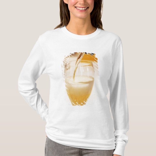 Camiseta Una copa de champán siendo llenada con Gosset (Anverso)