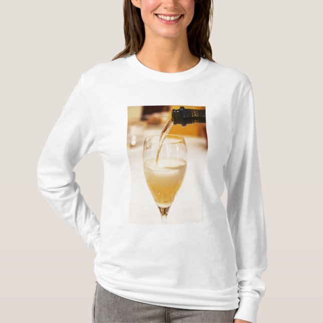 Camiseta Una copa de champán siendo llenada con Gosset (Anverso)