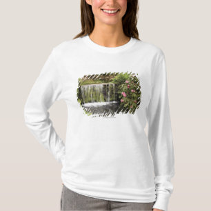 Camiseta Una corriente y una cascada en el parque nacional