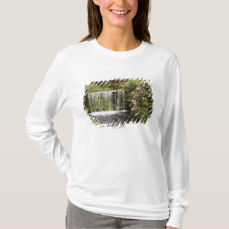 Camiseta Una corriente y una cascada en el parque nacional