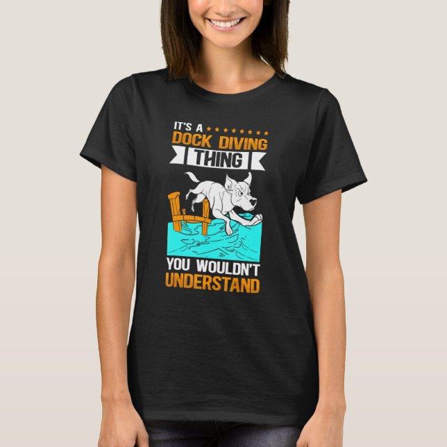 Camiseta Una cosa de buceo en muelle  Perro saltando buceo  (Anverso)