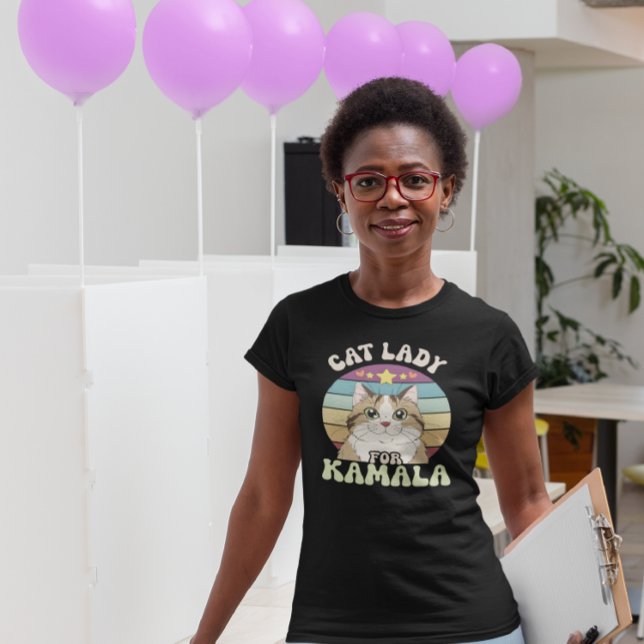 Camiseta Una dama de gato apoya a Kamala (Subido por el creador)