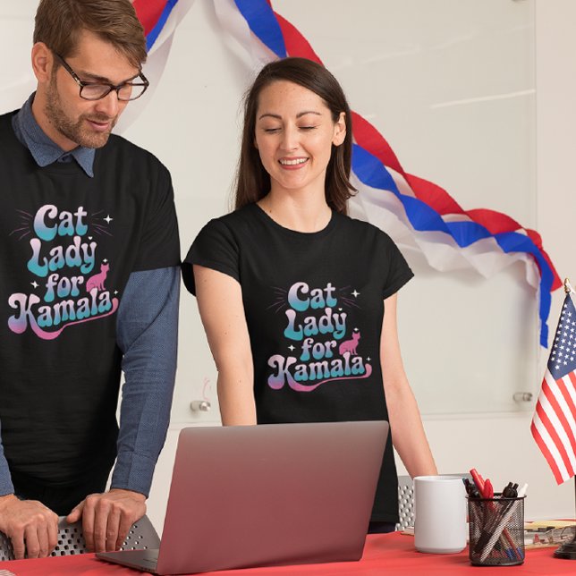 Camiseta Una dama de gato muestra su apoyo a Kamala en arte (Subido por el creador)