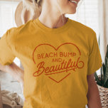 Camiseta Una divertida madre surfista será una soltera de v<br><div class="desc">Eleva tu estilo playero con nuestra camiseta unisex "Beach Bump and Beautiful", hecha a las futuras mamás. Lleve su bombeo radiante con confianza y comodidad, abrazando el sol de verano con estilo. Diseñado para celebrar su viaje por el embarazo, este té de moda es imprescindible para las futuras mamás amantes...</div>