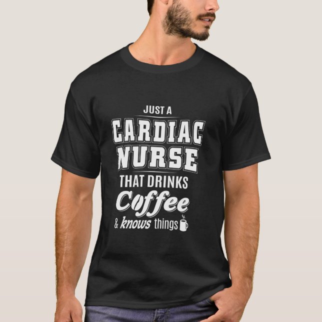Camiseta Una Enfermera Cardiaca Graciosa Bebida De Café Lov (Anverso)