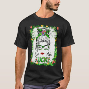 Camiseta Una esposa afortunada Messy Bun Shamrock St Patric