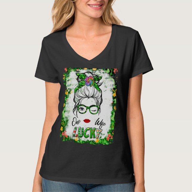 Camiseta Una esposa afortunada Messy Bun Shamrock St Patric (Anverso)