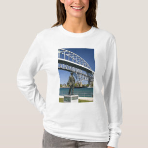 Camiseta Una estatua de Thomas Edison del artista local Min