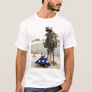 Camiseta Una exhibición caida del engranaje de los soldado