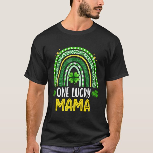 Camiseta Una Familia Afortunada De Mamá En El Día De San Pa (Anverso)
