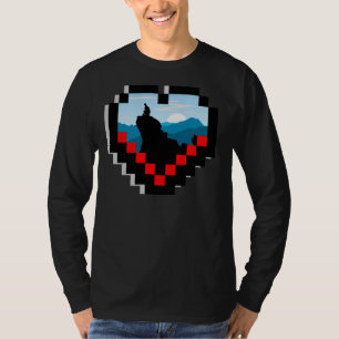 Camiseta Una figura solitaria sentada en la cima de una mon