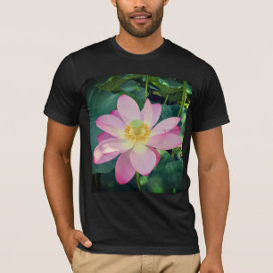 Camiseta Una flor de loto vibrante
