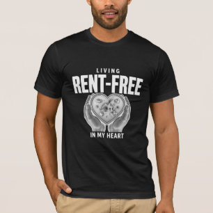 Camiseta Una gráfica en blanco y negro con dos manos sosten