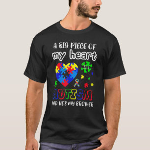 Camiseta Una Gran Parte De Mi Corazón Autismo Y Es Mi Herma