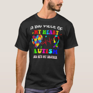 Camiseta Una gran pieza de mi autismo cardíaco y es mi herm