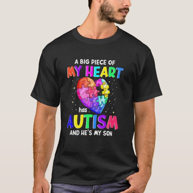 Camiseta Una Gran Pieza De Mi Corazón Tiene Autismo (Anverso)