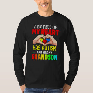 Camiseta Una gran pieza de mi corazón tiene autismo y es mi