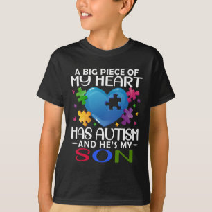 Camiseta Una gran pieza de mi corazón tiene autismo y es mi