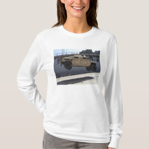 Camiseta Una grúa levanta un M998 Humvee