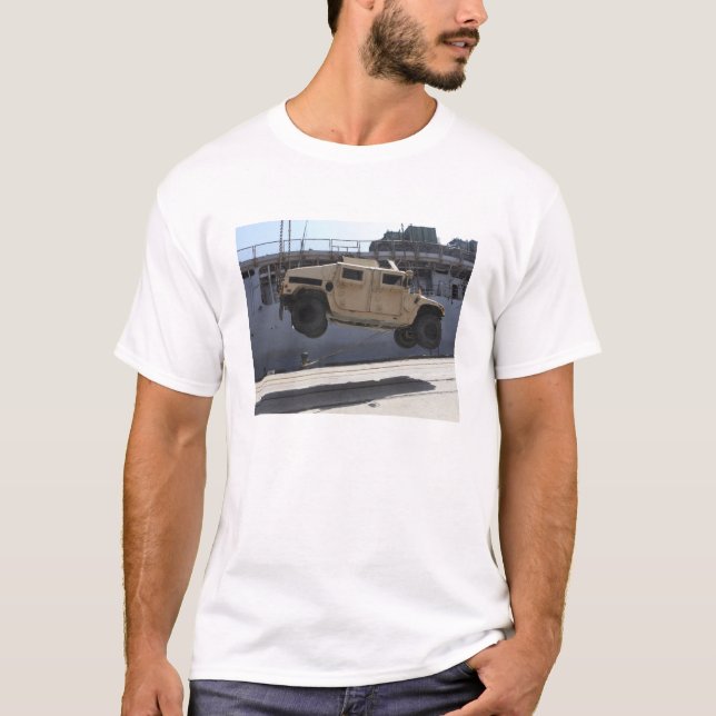 Camiseta Una grúa levanta una Humvee M998 (Anverso)