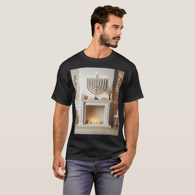 Camiseta una habitación con una menorah y velas en la pared (Anverso completo)