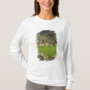 Camiseta Una iglesia vieja debajo de un cielo oscuro